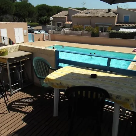 Duplex Retreat: Poolside Haven With Wi-fi Apartment *